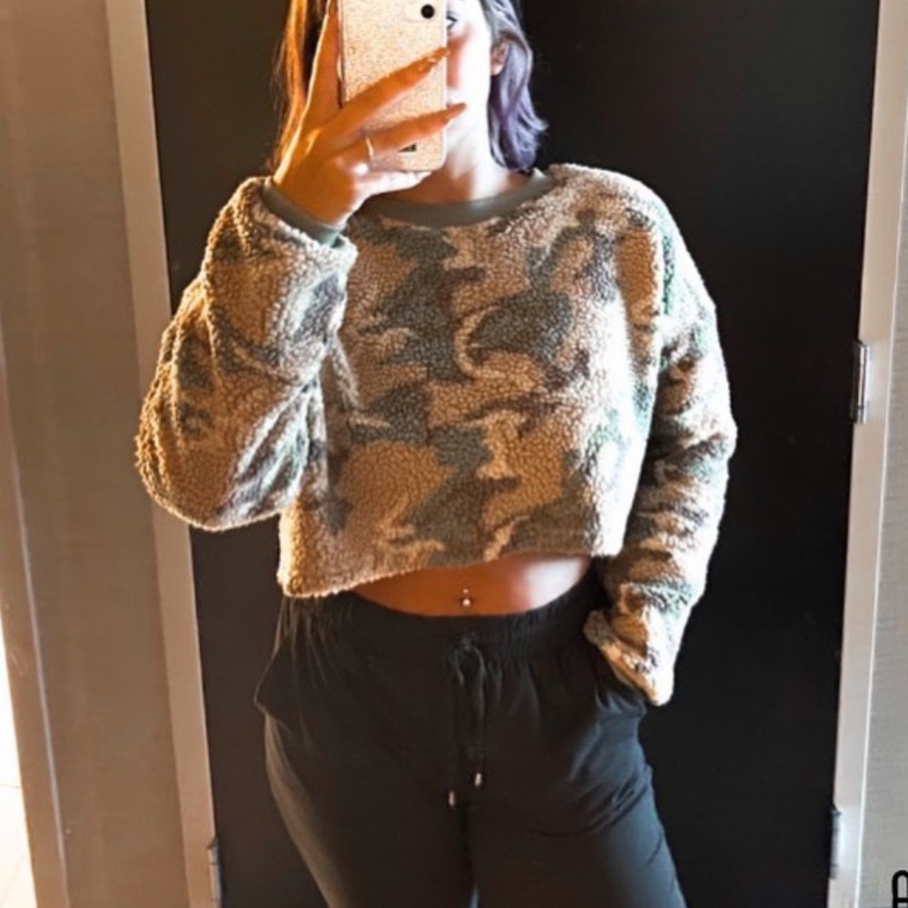 Crop fleece camo sweatshirt